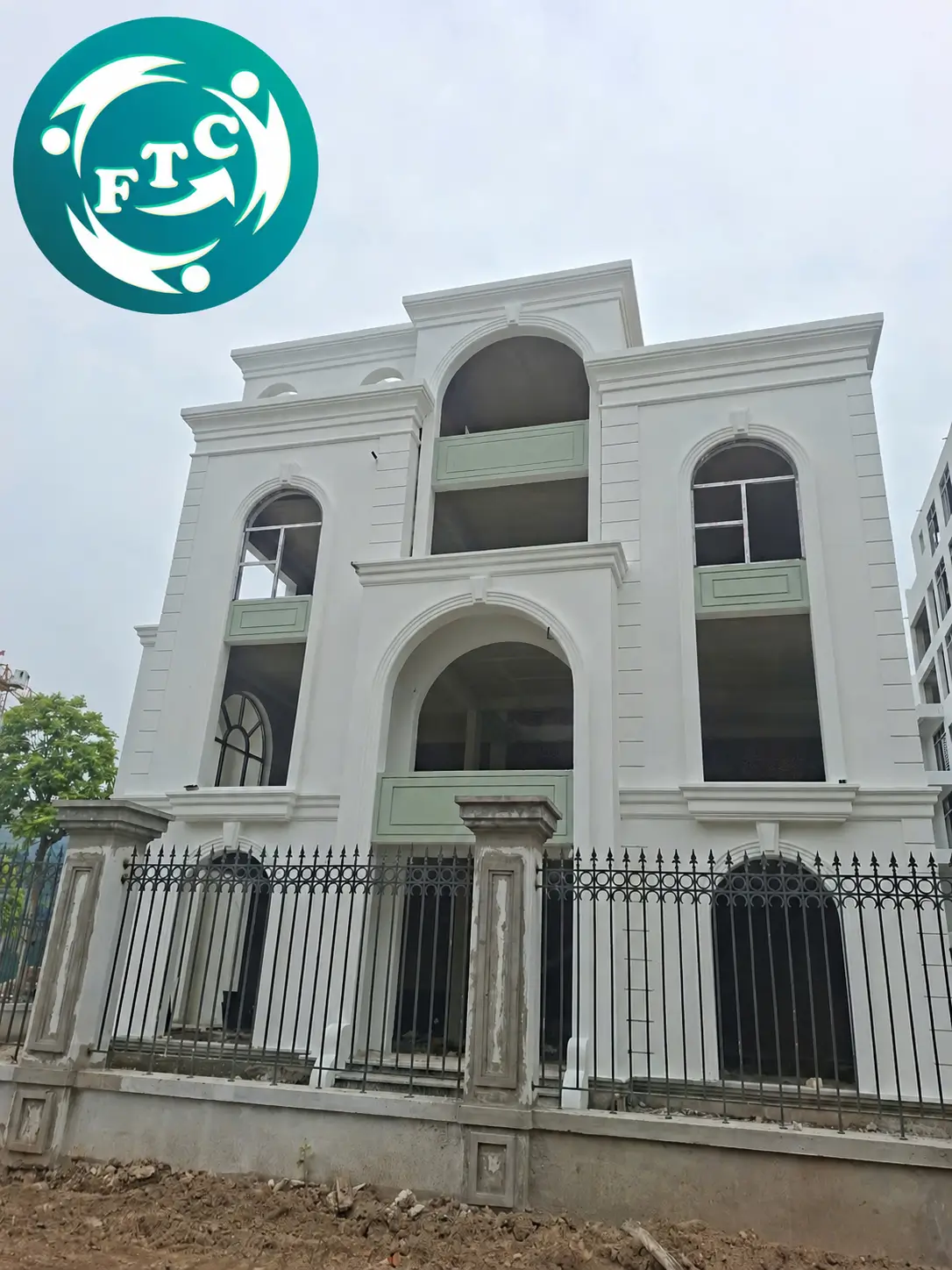 Phào chỉ xốp giúp hoàn thiện những chi tiết kiến trúc, tạo nên tổng thể hài hòa và nổi bật