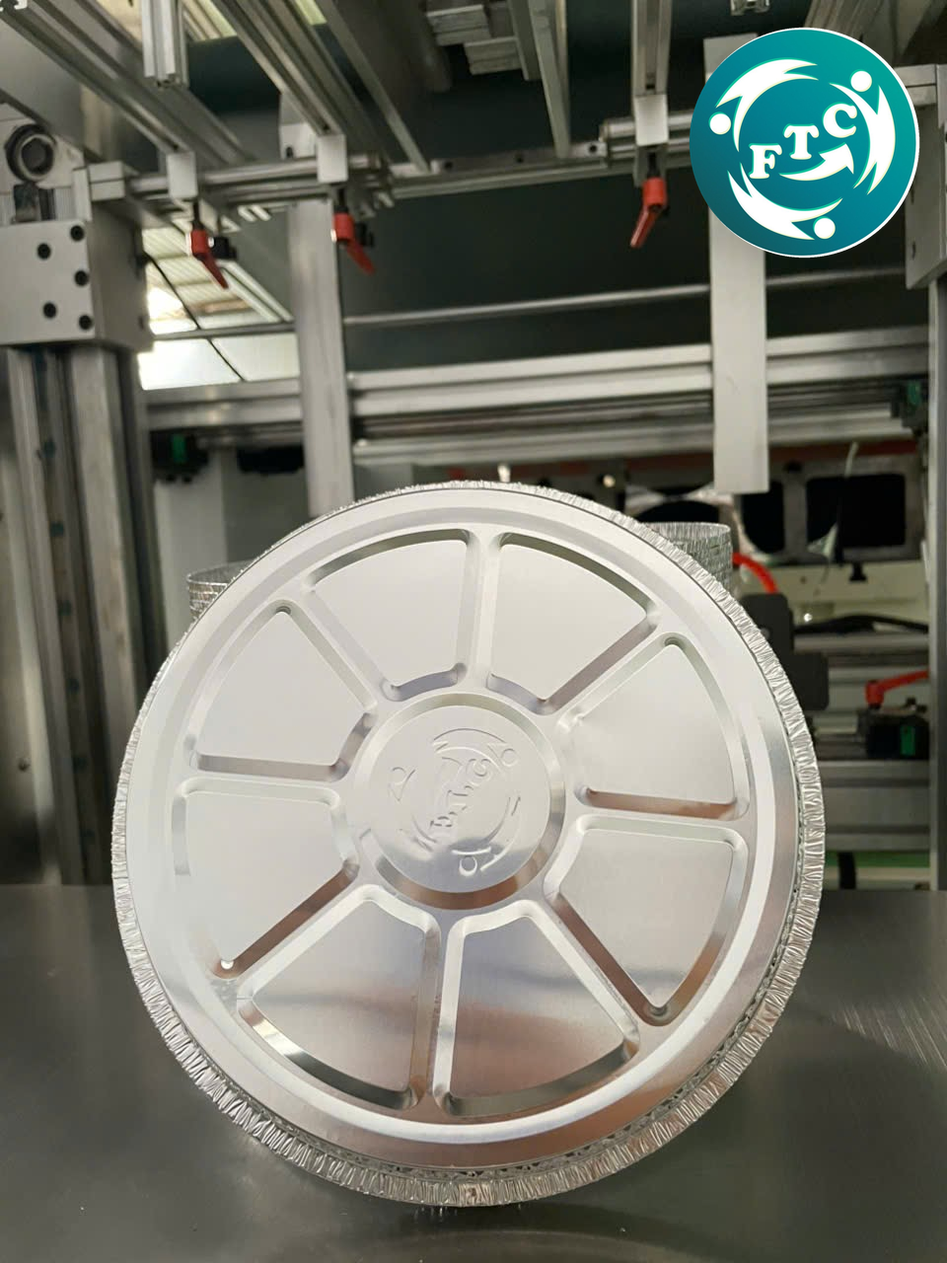 Khay nhôm lót nồi chiên dùng một lần giúp hạn chế dầu mỡ và cặn thức ăn bám vào lòng nồi